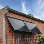 Solarmodule an einer Hauswand installiert