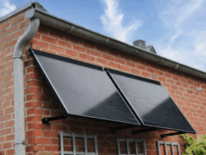Solarmodule an einer Hauswand installiert