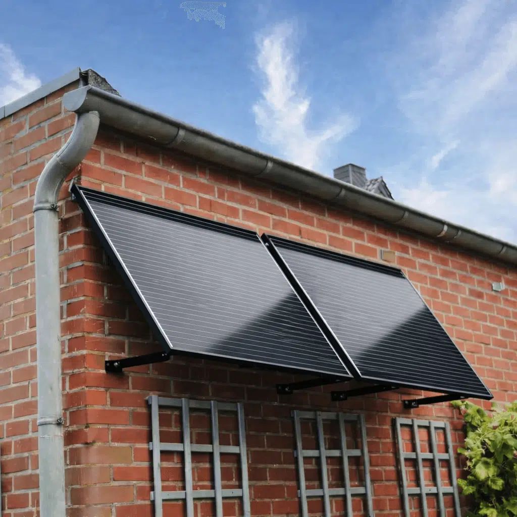 Solarmodule an einer Hauswand installiert