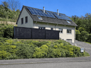 Solarzaun mit 2 Solarmodulen